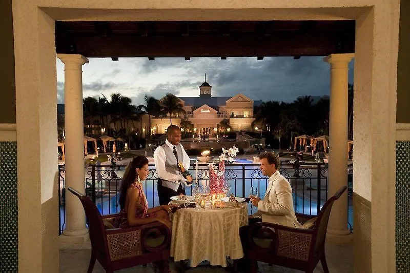 Sandals Emerald Bay Twin Lakes